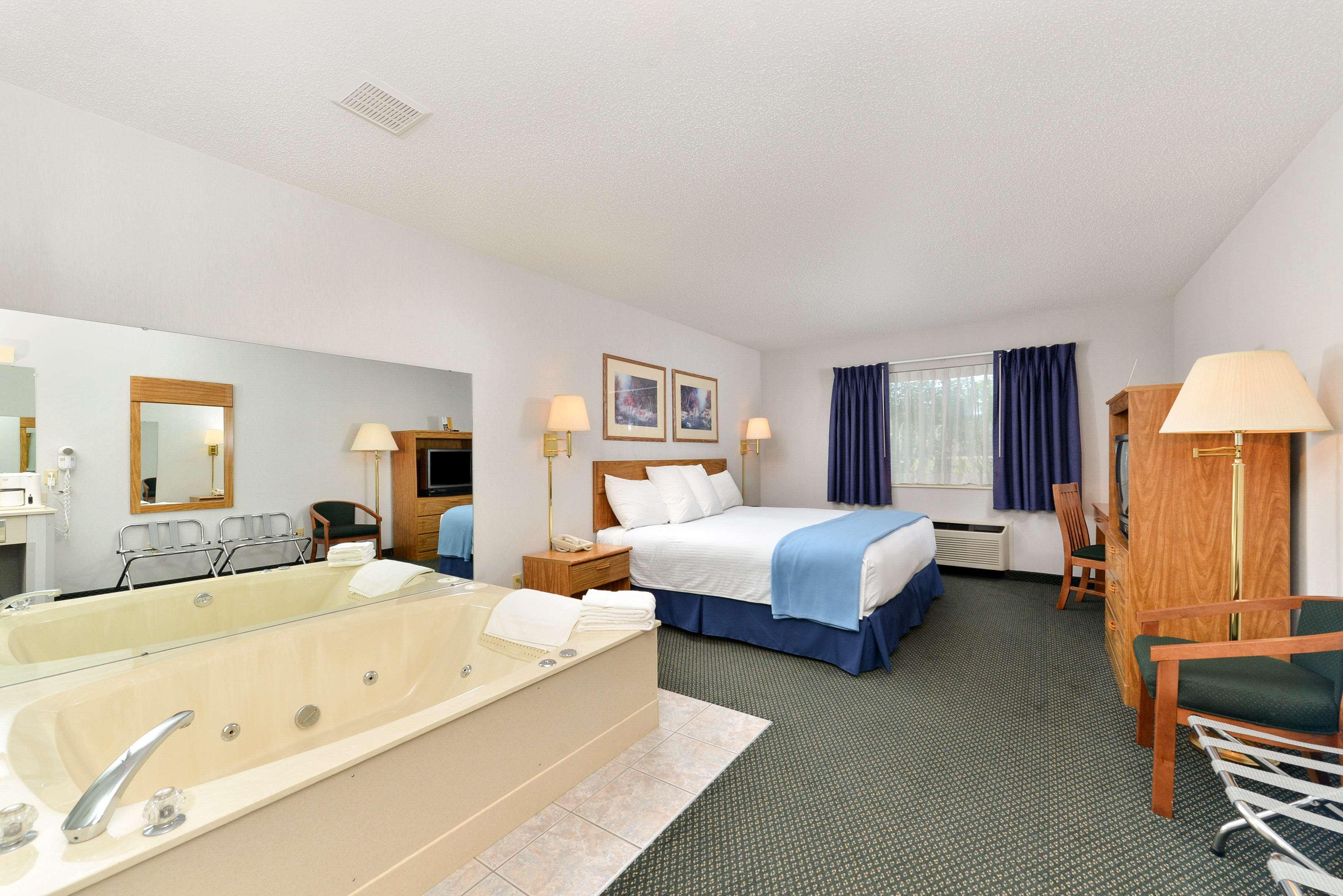 Americas Best Value Inn & Suites - Tahquamenon Country Newberry Exteriör bild
