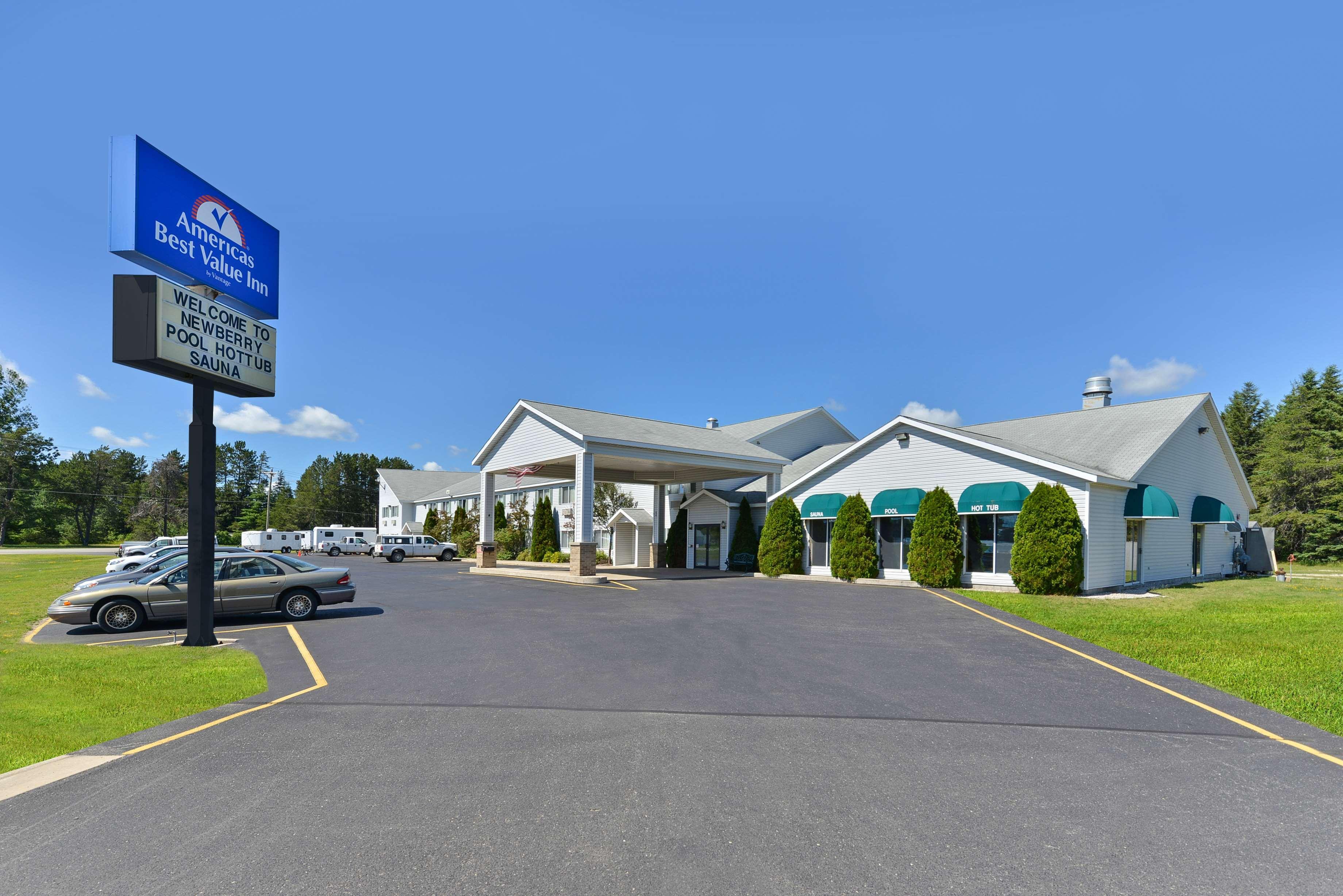 Americas Best Value Inn & Suites - Tahquamenon Country Newberry Exteriör bild
