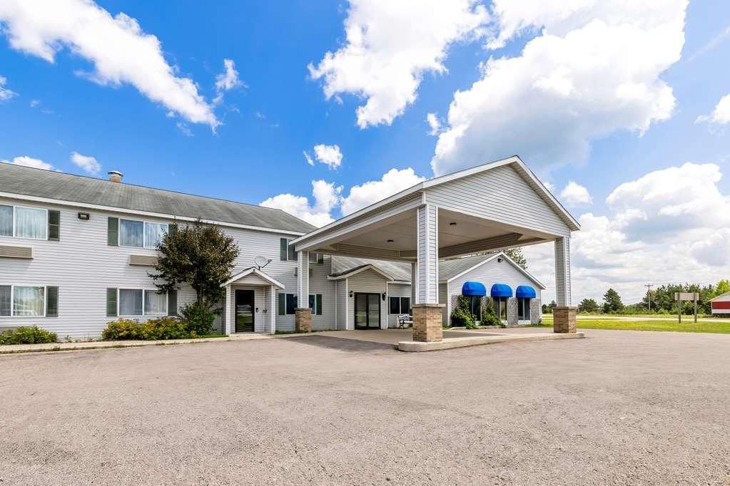 Americas Best Value Inn & Suites - Tahquamenon Country Newberry Exteriör bild