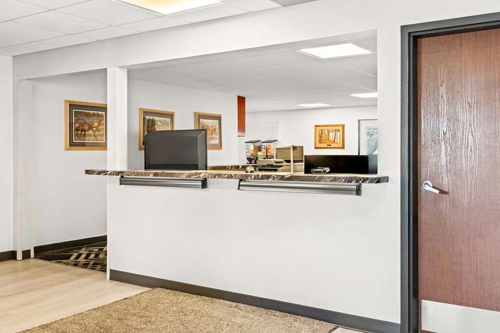 Americas Best Value Inn & Suites - Tahquamenon Country Newberry Inreriör bild
