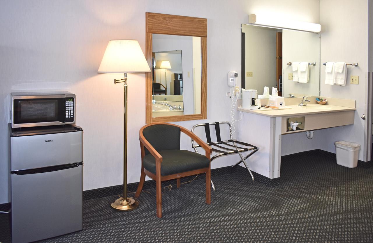 Americas Best Value Inn & Suites - Tahquamenon Country Newberry Exteriör bild