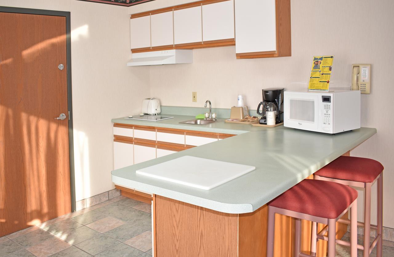Americas Best Value Inn & Suites - Tahquamenon Country Newberry Exteriör bild