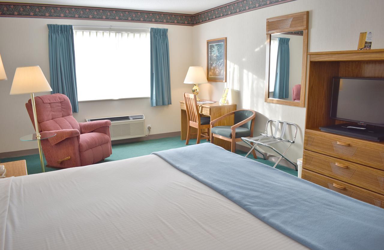 Americas Best Value Inn & Suites - Tahquamenon Country Newberry Exteriör bild