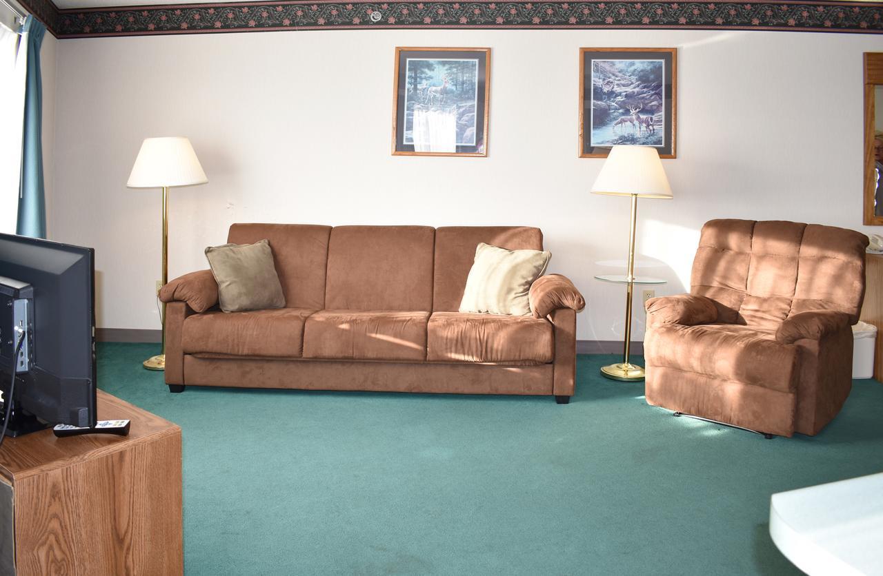 Americas Best Value Inn & Suites - Tahquamenon Country Newberry Exteriör bild