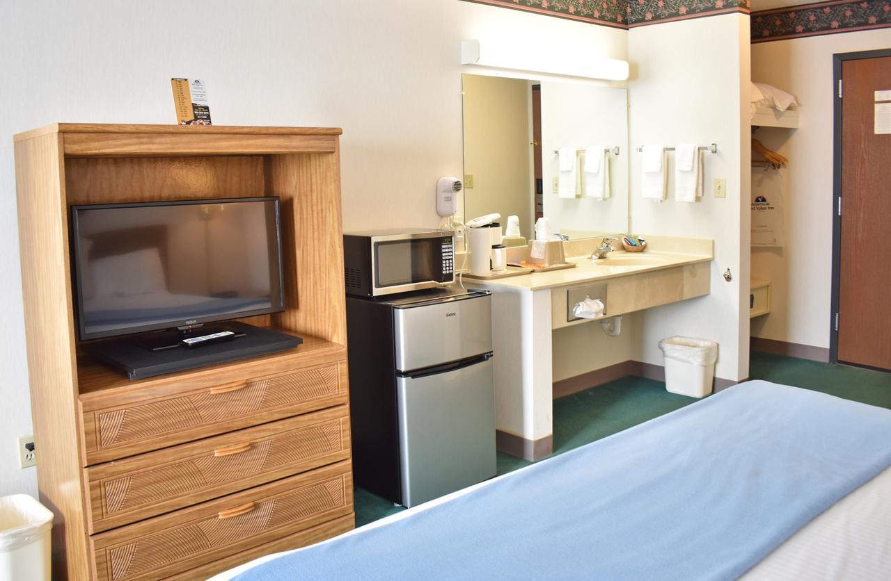 Americas Best Value Inn & Suites - Tahquamenon Country Newberry Exteriör bild