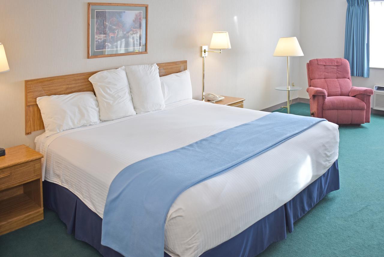 Americas Best Value Inn & Suites - Tahquamenon Country Newberry Exteriör bild