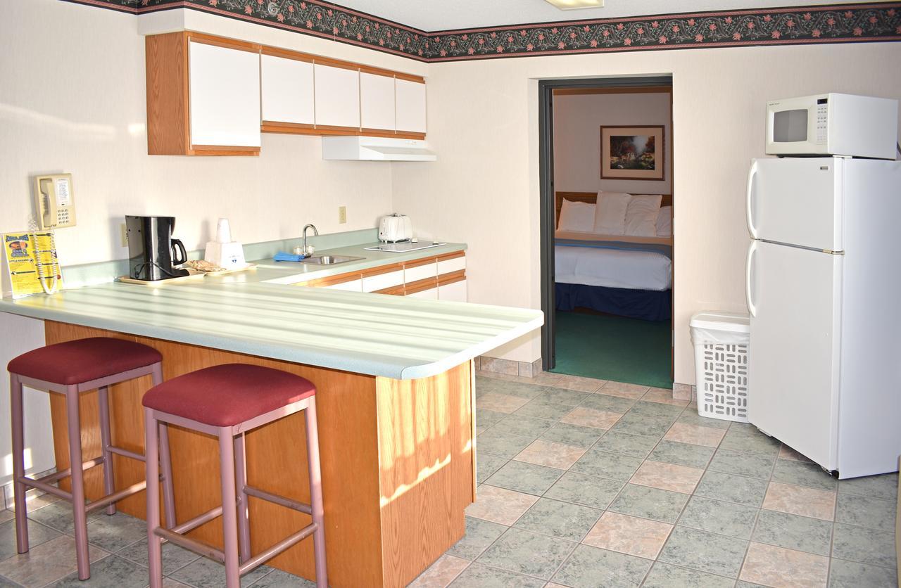 Americas Best Value Inn & Suites - Tahquamenon Country Newberry Exteriör bild