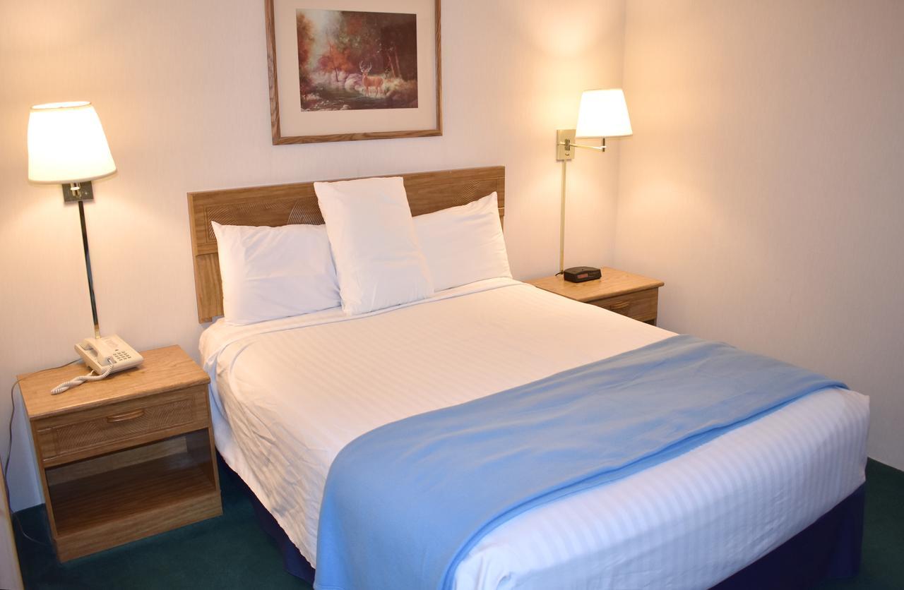 Americas Best Value Inn & Suites - Tahquamenon Country Newberry Exteriör bild
