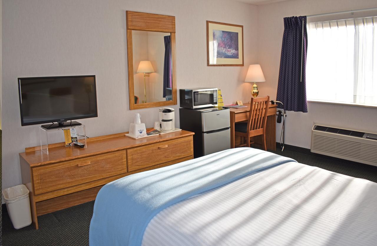 Americas Best Value Inn & Suites - Tahquamenon Country Newberry Exteriör bild