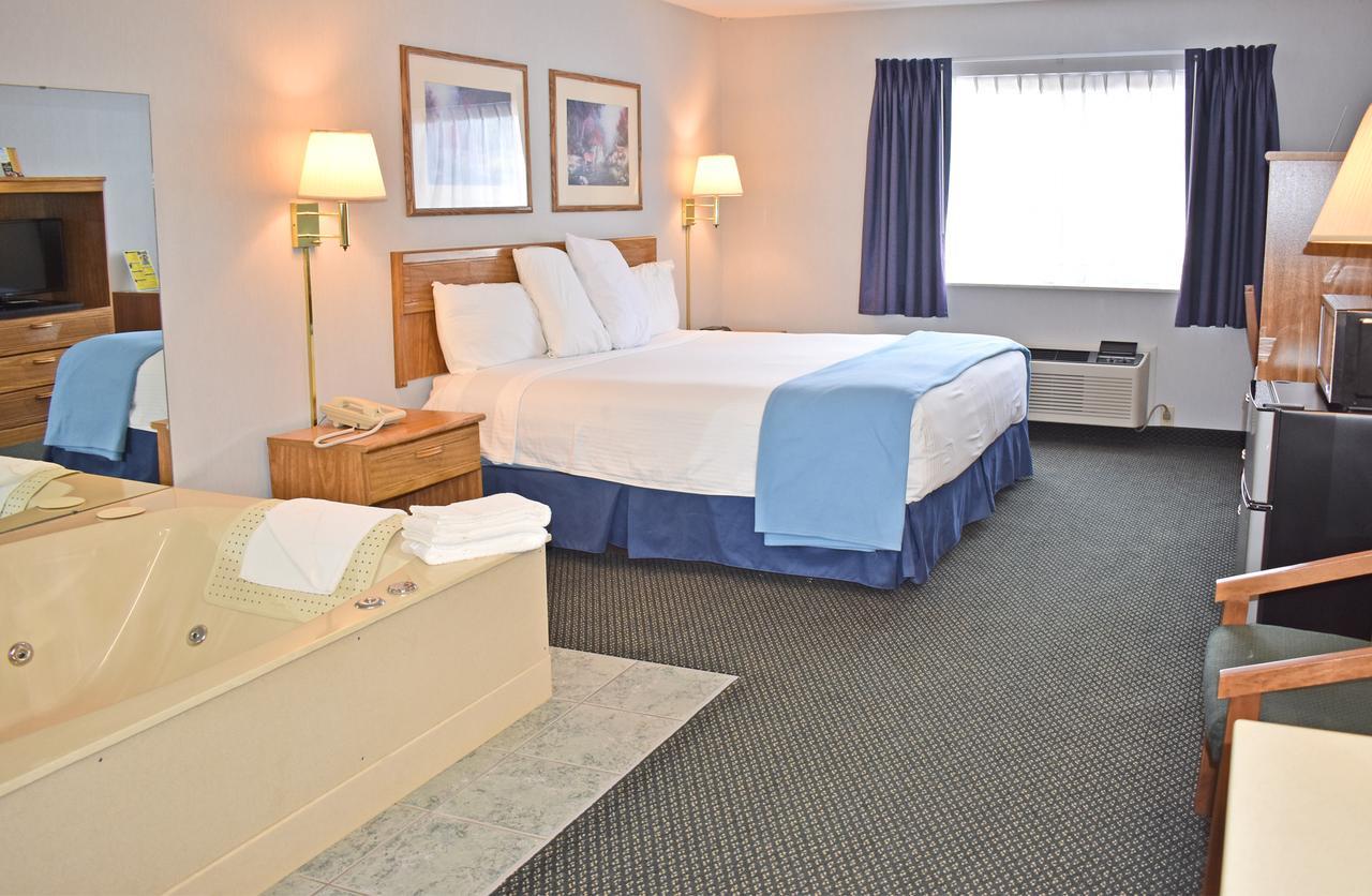 Americas Best Value Inn & Suites - Tahquamenon Country Newberry Exteriör bild