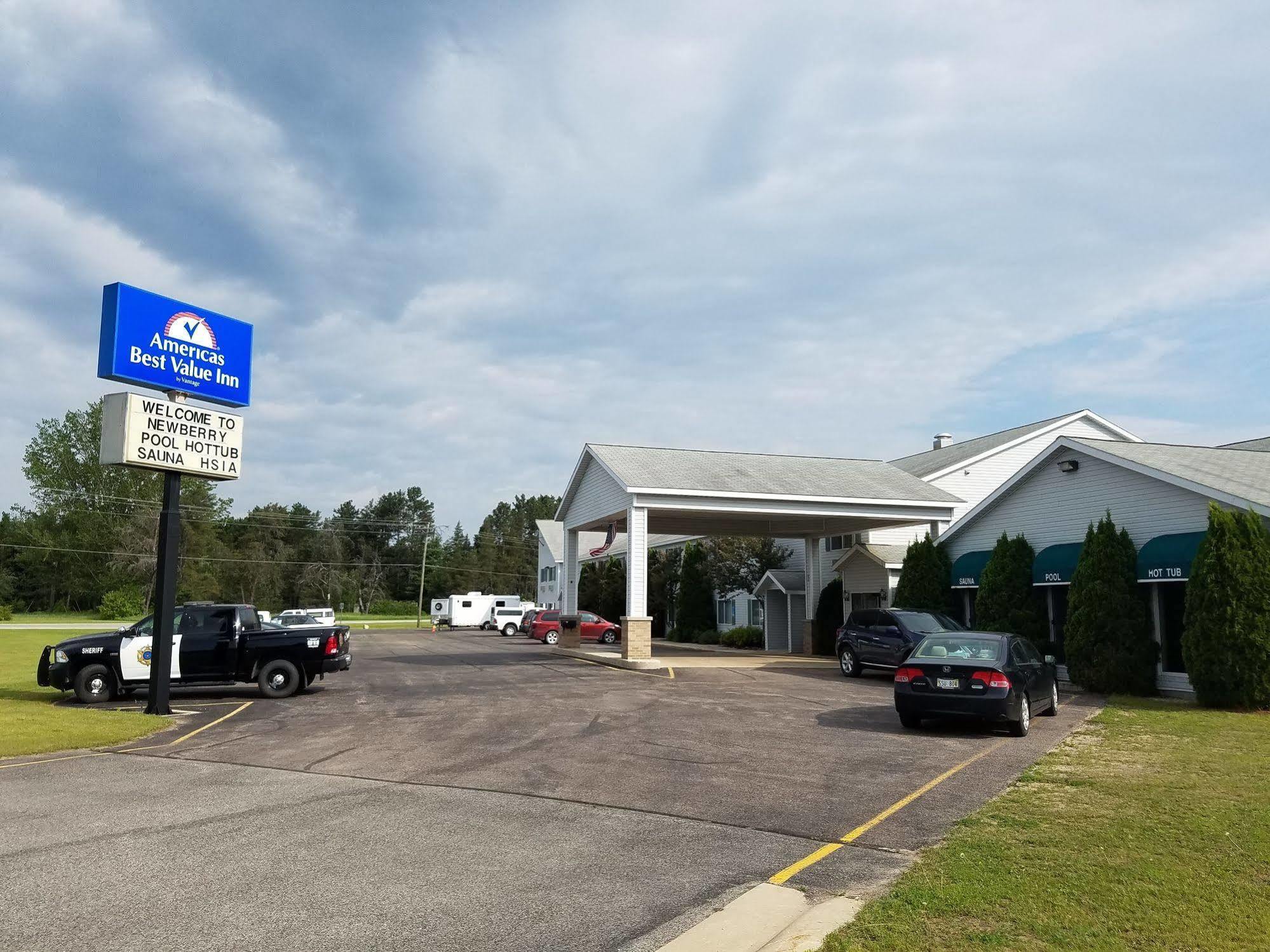 Americas Best Value Inn & Suites - Tahquamenon Country Newberry Exteriör bild