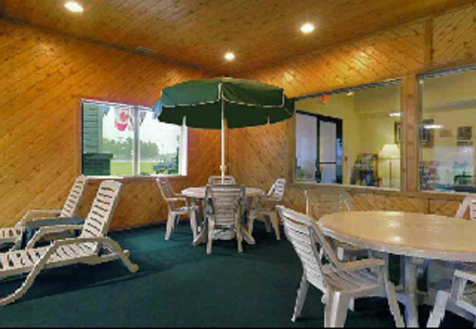Americas Best Value Inn & Suites - Tahquamenon Country Newberry Exteriör bild
